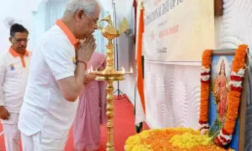 നിലപാടിൽ അയവില്ല; യോഗദിനത്തിലും ഭാരതാംബക്ക്​ ഗവർണറുടെ പുഷ്പാർച്ചന