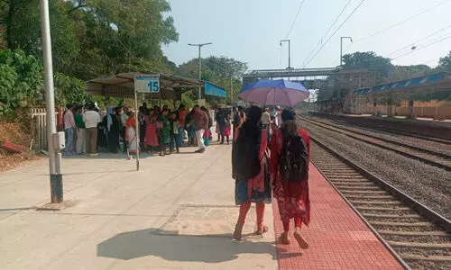 മേൽക്കൂരയില്ലാതെ കുമ്പള റെയിൽവേ സ്റ്റേഷൻ