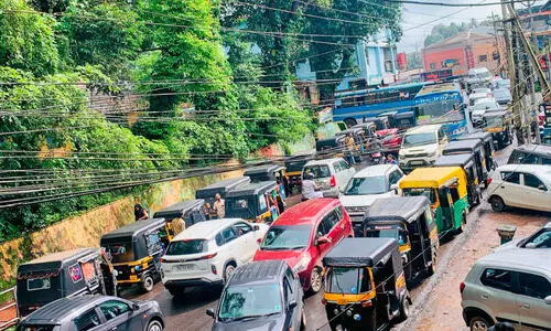 ഗ​താ​ഗ​ത​ക്കു​രു​ക്കി​ൽ മാ​ന​ന്ത​വാ​ടി ബ​സ് സ്റ്റാ​ൻ​ഡ് പ​രി​സ​രം