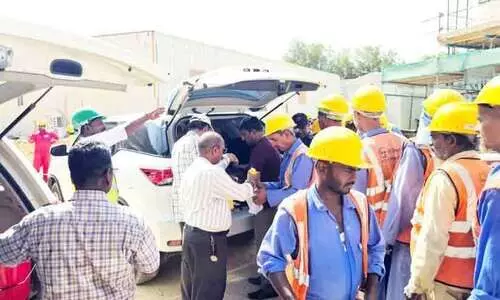 തൊ​ഴി​ലാ​ളി​ക​ൾ ശീ​ത​ള​പാ​നീ​യ​ങ്ങ​ളു​മാ​യി ‘ന​മ്മ​ൾ ചാ​വ​ക്കാ​ട്ടു​കാ​ർ ഒ​രാ​ഗോ​ള സൗ​ഹൃ​ദ​ക്കൂ​ട്ട്’