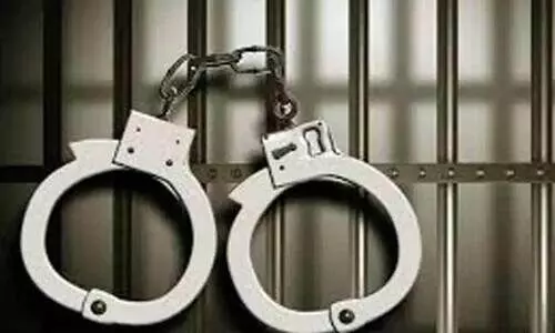 ക​ഞ്ചാ​വ് ക​ല​ർ​ന്ന ചോ​ക്ലേ​റ്റു​മാ​യി അ​റ​സ്റ്റി​ൽ