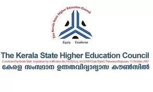 സ്വകാര്യ പ്രസാധകൻ വഴി അച്ചടിച്ച പുസ്തകം സർവകലാശാലകളിൽ അടിച്ചേൽപിക്കുന്നു