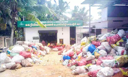 ‘മാലിന്യക്കുന്നു’കൾക്കിടയിൽ ഹരിതകർമസേന അംഗങ്ങൾ ദുരിതത്തിൽ ‘മാലിന്യക്കുന്നു’കൾക്കിടയിൽ ഹരിതകർമസേന അംഗങ്ങൾ ദുരിതത്തിൽ
