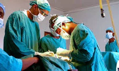 യുവാവിന്റെ കണ്ണിനും മൂക്കിനുമിടയിൽ കുടുങ്ങിയ നാലിഞ്ച് നീളമുള്ള കത്തി പുറത്തെടുത്ത് ഡോക്ടർമാർ