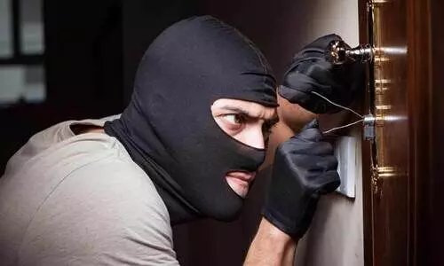 മ​ഴ​യു​ടെ മ​റ​യ​ത്ത് മോ​ഷ്ടാ​ക്ക​ളി​റ​ങ്ങാം...വേ​ണം, അ​തി​ജാ​ഗ്ര​ത