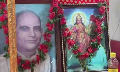 എൻ.എസ്.എസ് ചടങ്ങിനിടെ മന്നത്ത് പത്മനാഭനൊപ്പം കാവി പുതച്ച ഭാരതാംബ​​; പ്രതിഷേധം