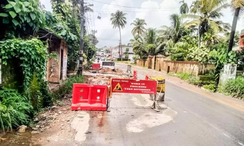 പള്ളിക്കര-ചിത്രപ്പുഴ റോഡ് നിർമാണം മന്ദഗതിയിൽ