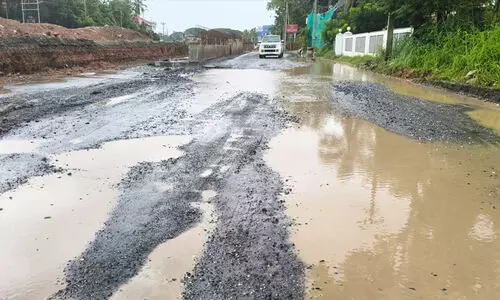 ദേശീയപാത സർവീസ് റോഡ് നിറയെ കുണ്ടും കുഴിയും, നാ​ളെ ബസ് പണിമുടക്ക്