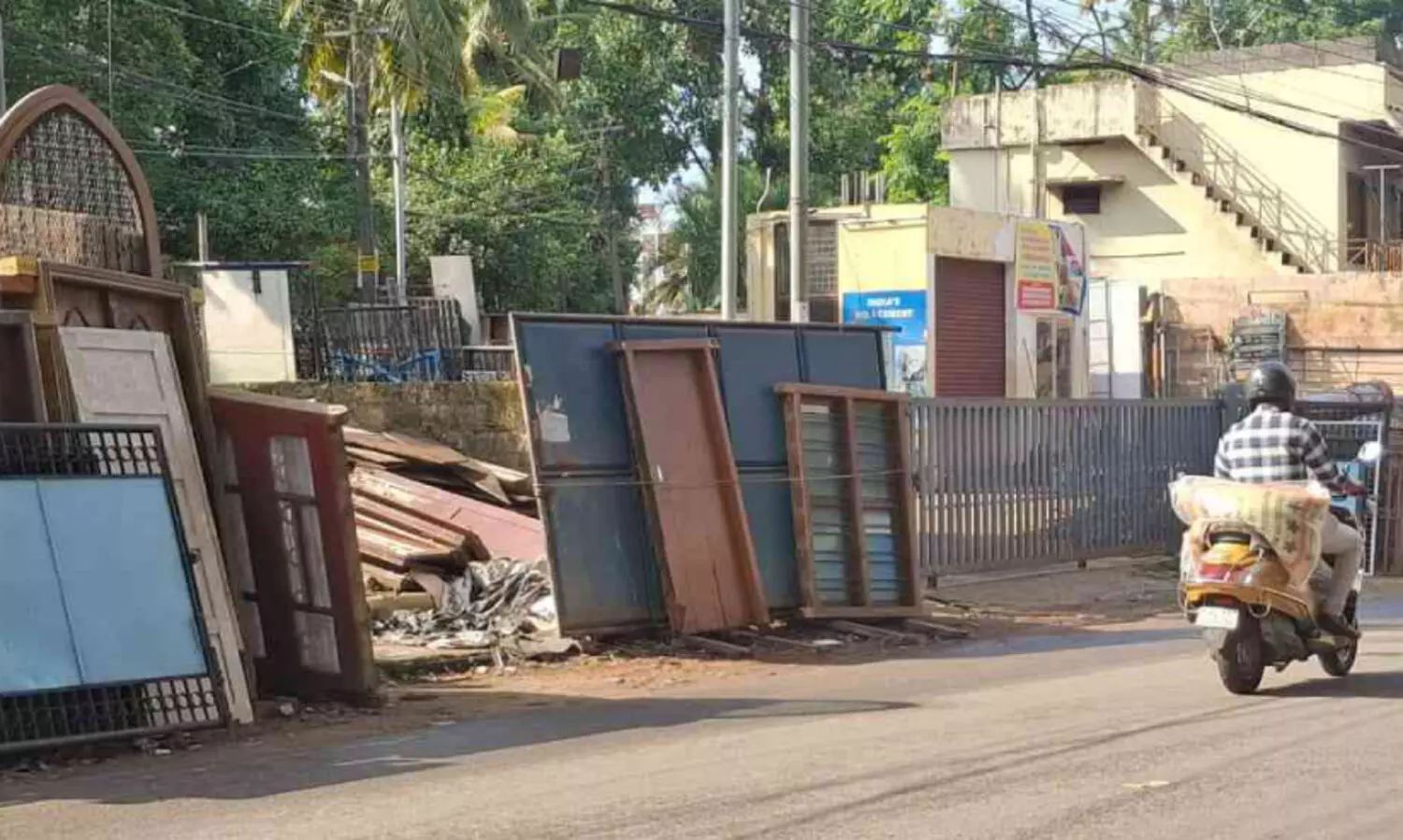 വട്ടിയൂര്‍ക്കാവ് ജങ്ഷന്‍ വികസനം; വ്യാപാരികളെ ഒഴിപ്പിച്ച സ്ഥലം കരാറുകാരന്റെ വിൽപന കേന്ദ്രമാക്കി മാറ്റി