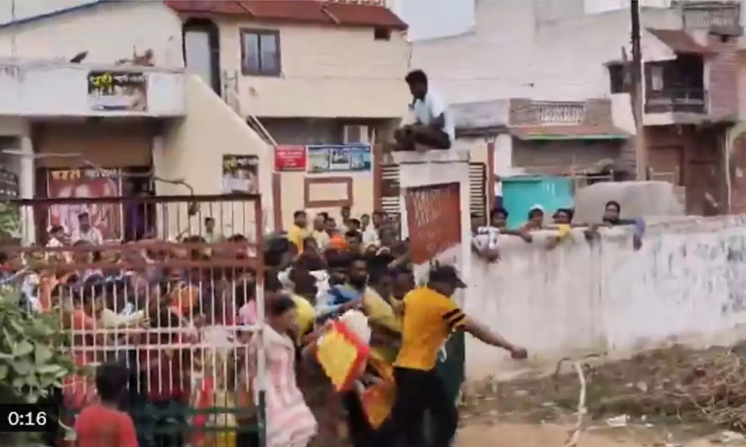 ‘മോദിയും സമ്പന്നരായ സുഹൃത്തുക്കളും വിലകൂടിയ കൂൺ കഴിക്കുന്നു, പൊതുജനം സൗജന്യ റേഷന് വരി നിൽക്കുന്നു’; വിഡിയോയും വിമർശനവുമായി കോൺഗ്രസ്