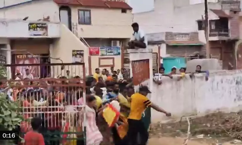 ‘മോദിയും സമ്പന്നരായ സുഹൃത്തുക്കളും വിലകൂടിയ കൂൺ കഴിക്കുന്നു, പൊതുജനം സൗജന്യ റേഷന് വരി നിൽക്കുന്നു’; വിഡിയോയും വിമർശനവുമായി കോൺഗ്രസ്