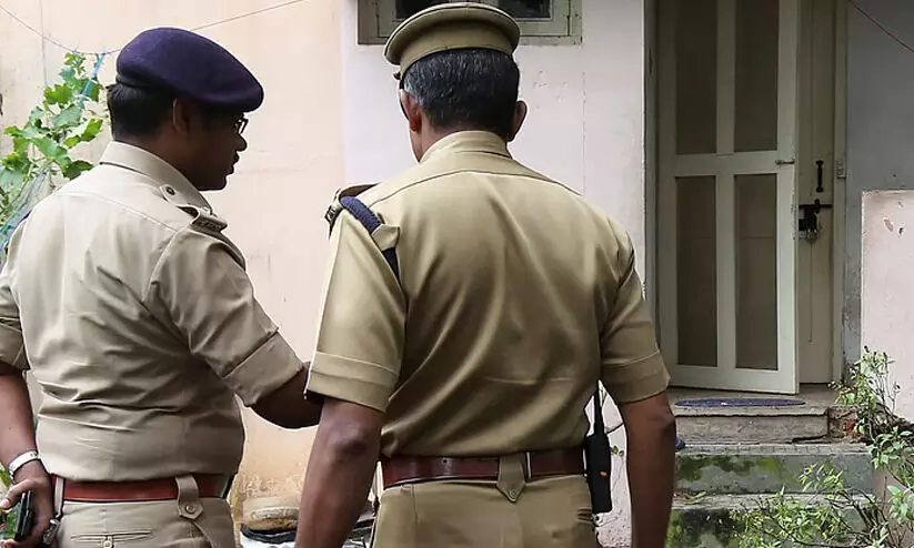 അർധരാത്രി പൊലീസ് വീടിന്റെ വാതിലിൽ മുട്ടിവിളിക്കരുതെന്ന് ഹൈകോടതി അർധരാത്രി പൊലീസ് വീടിന്റെ വാതിലിൽ മുട്ടിവിളിക്കരുതെന്ന് ഹൈകോടതി