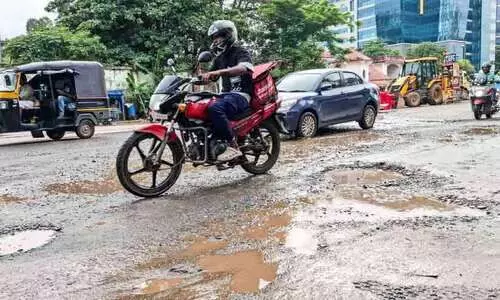 വഴി നിറഞ്ഞ് കുഴികൾ; ജില്ല ആസ്ഥാനത്തും   പാതകൾ തകർച്ചയിൽ
