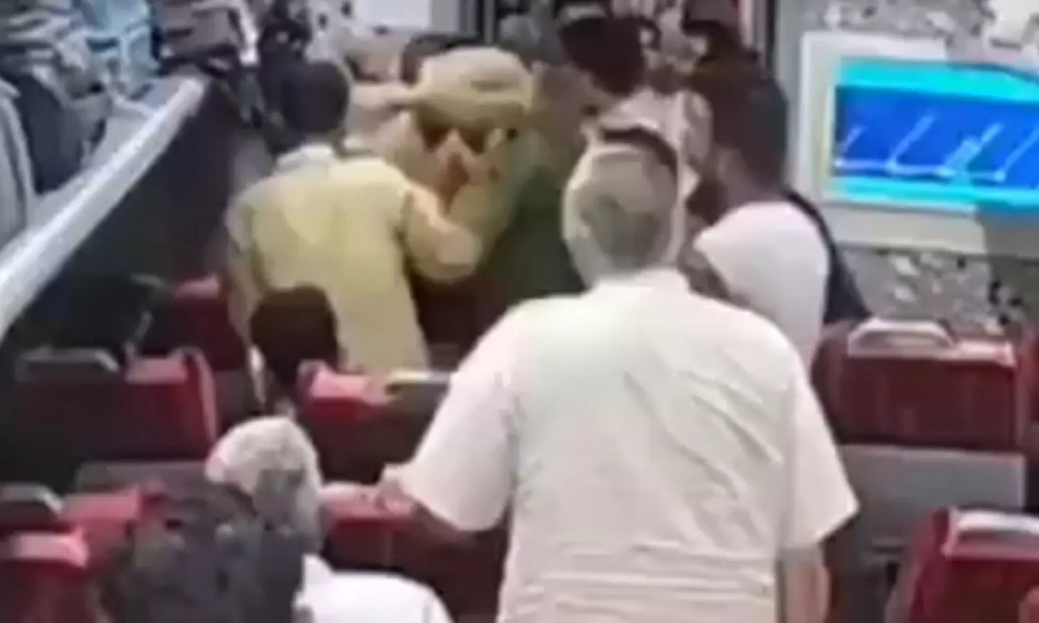 സീറ്റിനെ ചൊല്ലി തർക്കം; വന്ദേ ഭാരത് യാത്രക്കാരനെ ആക്രമിച്ച് ബി.ജെ.പി. എം.എൽ.എയും അനുയായികളും