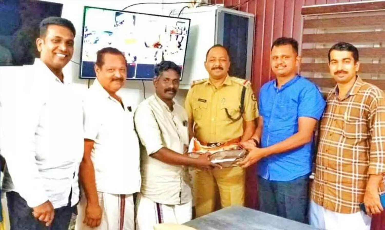 റോഡരികിൽ നിന്ന് കളഞ്ഞുകിട്ടിയത് ലക്ഷങ്ങൾ; പണം ഉടൻ പൊലീസിനെ ഏൽപിച്ച് കോട്ടയം സ്വദേശി