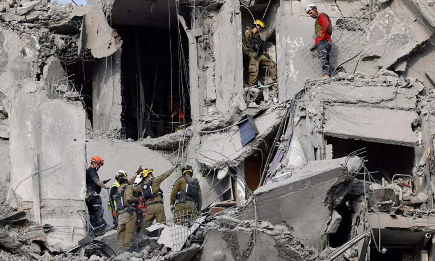 ‘ഹൂത്തികൾ ആക്രമിച്ചപ്പോൾ ഞങ്ങൾ ഉറങ്ങിയിരുന്നു; പക്ഷേ, ഇ​പ്പോൾ കെട്ടിടങ്ങൾ തകർന്നുവീഴുന്നു, അടുത്തത് ഞാനായിരിക്കാം എന്ന ചിന്തയാണ്’ -ഇറാൻ പ്രത്യാക്രമണത്തെ കുറിച്ച് ഇസ്രായേൽ പൗരൻമാർ