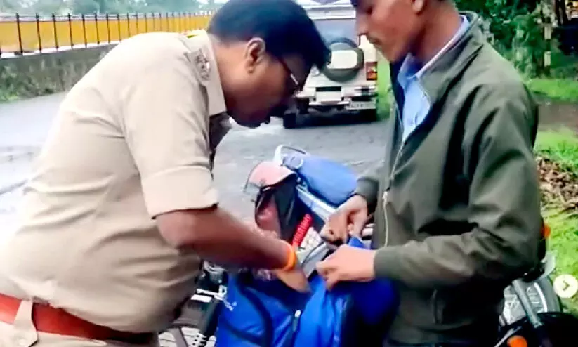 ആ​ന്റി-​സ്റ്റാ​ബി​ങ് സ്ക്വാ​ഡ് ബാ​ഗ് പ​രി​ശോ​ധ​ന ആ​രം​ഭി​ച്ചു