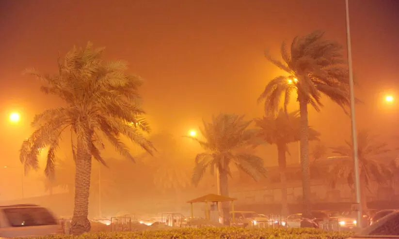 തി​ങ്ക​ളാ​ഴ്ച പൊ​ടി​നി​റ​ഞ്ഞ പ​ക​ൽ; കാ​റ്റും പൊ​ടി​യും ഇ​ന്നും നാ​ളെ​യുംശ​ക്ത​മാ​കും