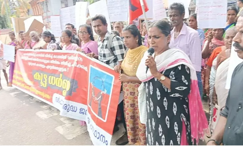 ദരിദ്ര ജനവിഭാഗങ്ങളുടെ കടങ്ങൾ എഴുതിത്തള്ളണമെന്ന് ആവശ്യം; സർഫാസി വിരുദ്ധ ജനകീയ പ്രസ്ഥാനം കൂട്ട ധർണ്ണ നടത്തി ദരിദ്ര ജനവിഭാഗങ്ങളുടെ കടങ്ങൾ എഴുതിത്തള്ളണമെന്ന് ആവശ്യം; സർഫാസി വിരുദ്ധ ജനകീയ പ്രസ്ഥാനം കൂട്ട ധർണ്ണ നടത്തി