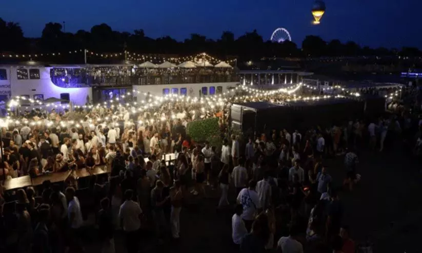 പാരിസിൽ സംഗീത മേളക്കിടെ 145 പേരെ സിറിഞ്ച് ഉപയോഗിച്ച് കുത്തിവെച്ച് ആക്രമിച്ചു, 12 പേർ അറസ്റ്റിൽ