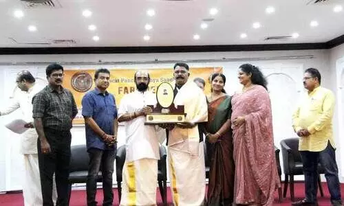 മ​നോ​ഹ​ര​ൻ ഗു​രു​വാ​യൂ​രി​ന് യാ​ത്ര​യ​യ​പ്പ് ന​ൽ​കി