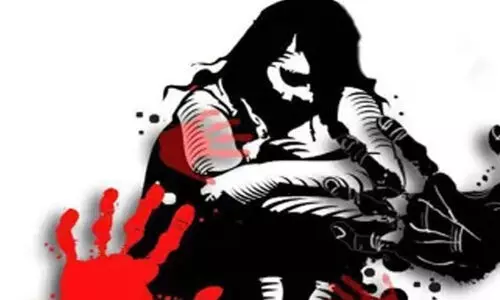 യു​വ​തി​ക്ക് ബം​ഗ​ളൂ​രു​വി​ൽ മ​ദ്യ​പ സം​ഘ​ത്തി​ന്റെ അ​ധി​ക്ഷേ​പം