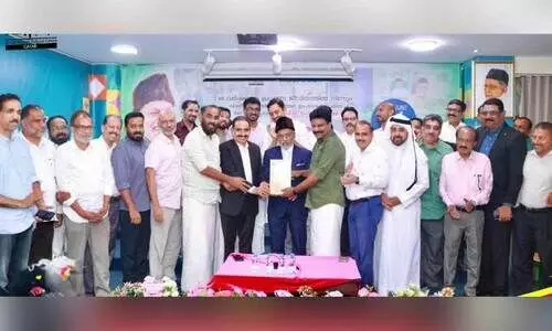 പി.​വി. മു​ഹ​മ്മ​ദ് മൗ​ല​വി​ക്ക് കെ.​എം.​സി.​സി യാ​ത്ര​യ​യ​പ്പ് ന​ൽ​കി