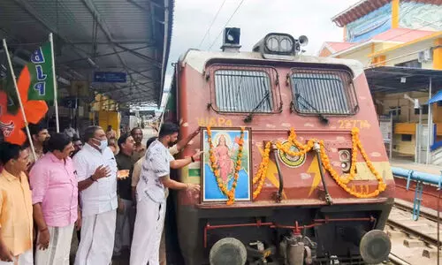 പാലക്കാട്-കണ്ണൂർ ട്രെയിനിന് ഭാരതാംബയുടെ ചിത്രവുമായി ബി.ജെ.പി സ്വീകരണം
