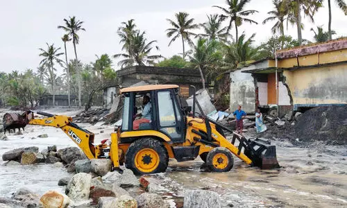 കടലാക്രമണം: പ്രതിരോധമില്ല; പ്രഖ്യാപനം മാത്രം കടലാക്രമണം: പ്രതിരോധമില്ല; പ്രഖ്യാപനം മാത്രം