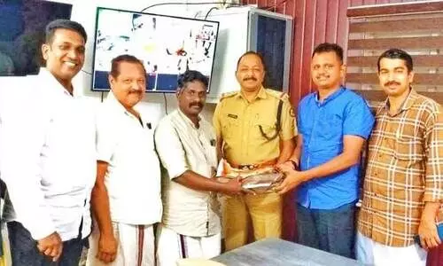 റോഡരികിൽ നിന്ന് കളഞ്ഞുകിട്ടിയത് ലക്ഷങ്ങൾ; പണം ഉടൻ പൊലീസിനെ ഏൽപിച്ച് കോട്ടയം സ്വദേശി