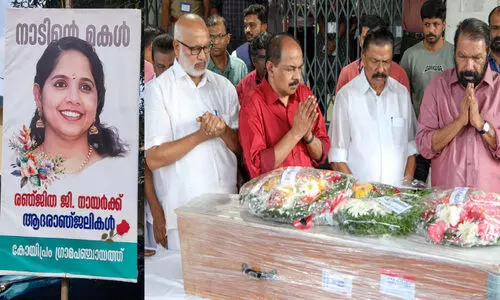 ഇത്തവണ യാത്രയാക്കാൻ നാട് ഒന്നിച്ചെത്തിയിട്ടും പതിവ് നൊമ്പരച്ചിരി ആ മുഖത്ത് നിറഞ്ഞില്ല. പാറുവിനുള്ള മുത്തവും അമ്മ മറന്നു...; ര‍ഞ്ജിത ഇനി നിറനോവ്