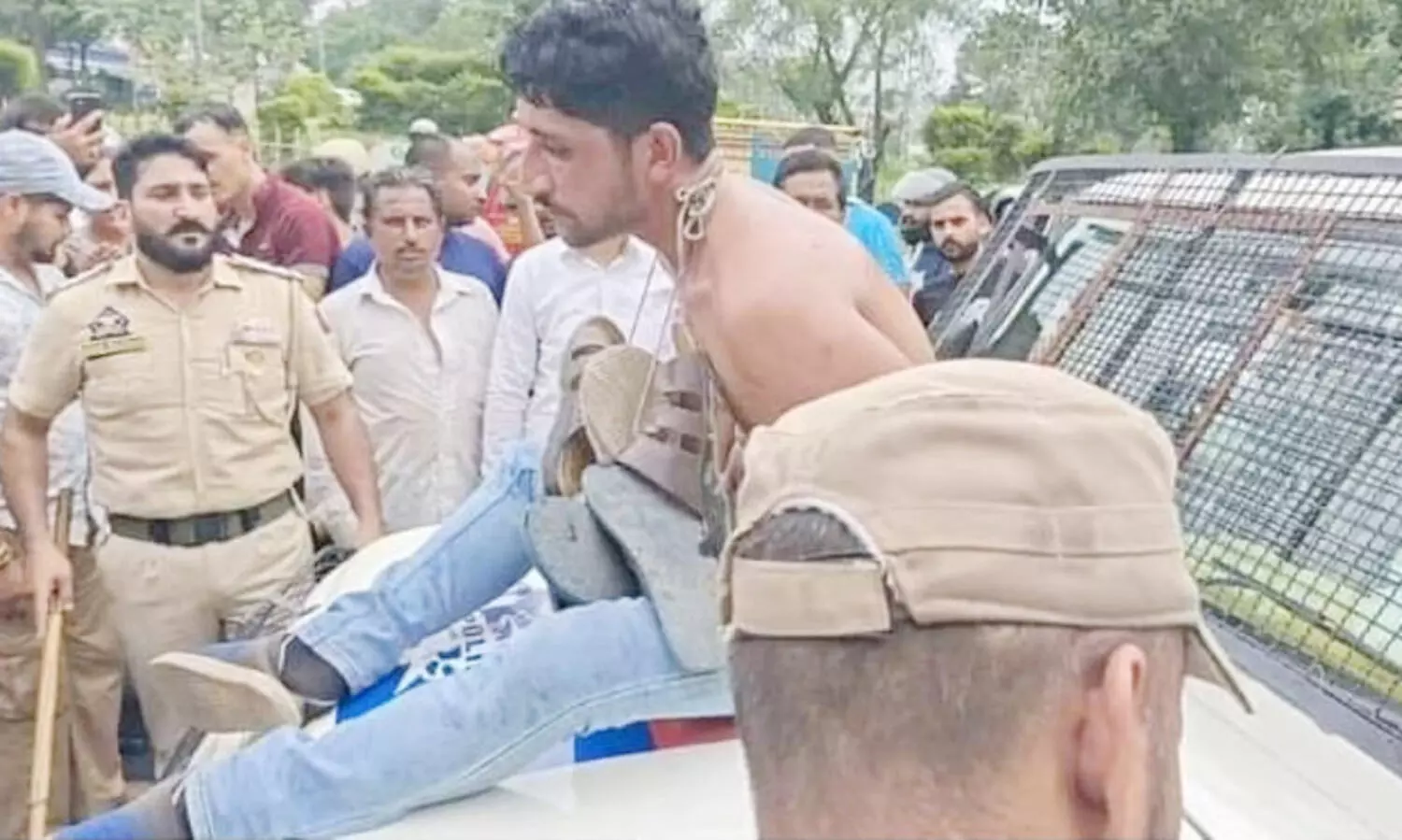 കശ്മീരി യുവാവിന്റെ കഴുത്തിൽ ചെരിപ്പ് മാല തൂക്കി ജീപ്പിന്റെ ബോണറ്റിൽ ഇരുത്തി; മോഷണക്കുറ്റത്തിനെന്ന് പൊലീസ്, അന്വേഷണത്തിന് ഉത്തരവ്