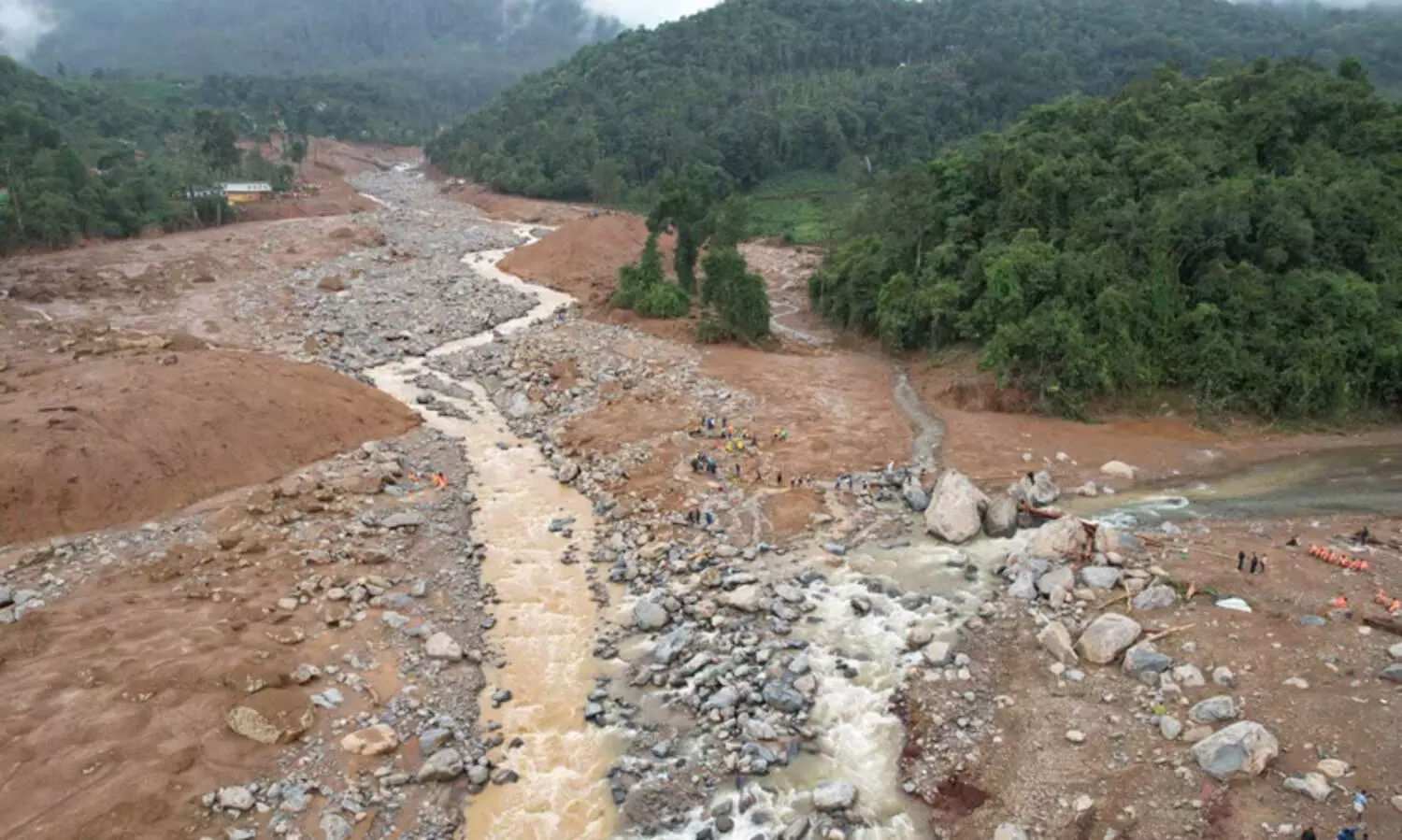 മുണ്ടക്കൈയിലും സമീപ പ്രദേശങ്ങളിലും പെരുമഴ, ‘നോ ഗോ സോണിൽ’ പ്രവേശിക്കരുതെന്ന് മുന്നറിയിപ്പ്