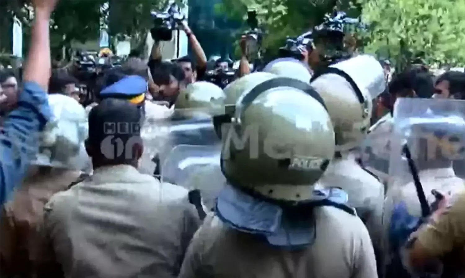 വീണ്ടും ഭാരതാംബ വിവാദം; കേരള സർവകലാശാലയിൽ ഗവർണർക്കെതിരെ വൻ പ്രതിഷേധം