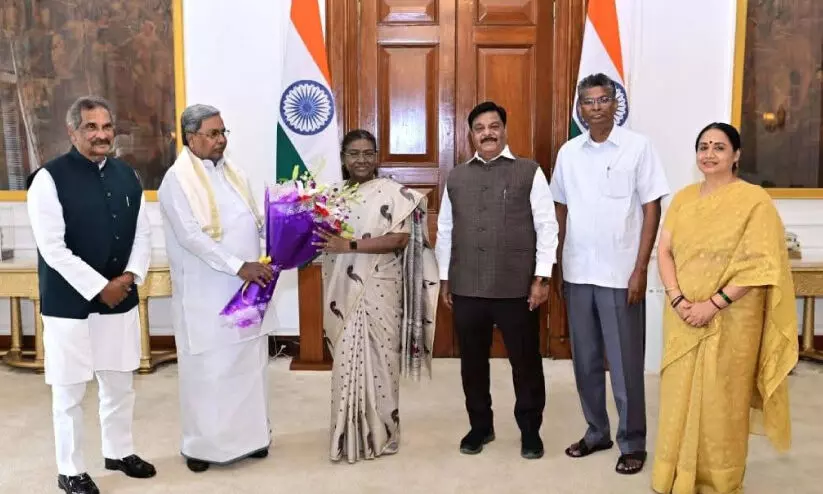 മു​ഖ്യ​മ​ന്ത്രി രാ​ഷ്ട്ര​പ​തി​യെ ക​ണ്ടു; ധ​ന​മ​ന്ത്രി​യു​മാ​യി ച​ർ​ച്ച ന​ട​ത്തി