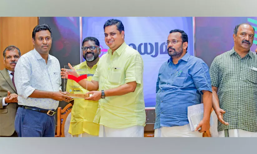 നിയമസഭ പുസ്തകോത്സവം ‘മാധ്യമം’ അവാർഡ് ഏറ്റുവാങ്ങി നിയമസഭ പുസ്തകോത്സവം ‘മാധ്യമം’ അവാർഡ് ഏറ്റുവാങ്ങി