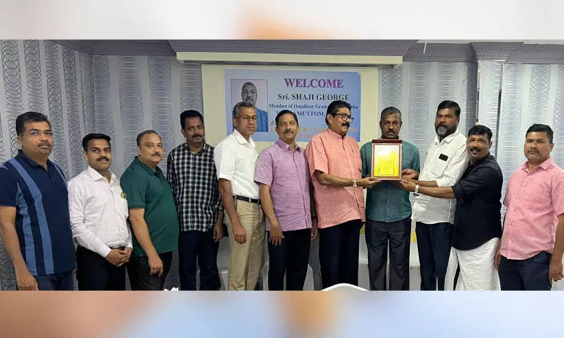 ഷാ​ജി ജോ​ർ​ജി​ന് ഫ്ര​ണ്ട്‌​സ് ഓ​ഫ് വാ​ഴ​മു​ട്ടം സ്വീ​ക​ര​ണം ന​ൽ​കി