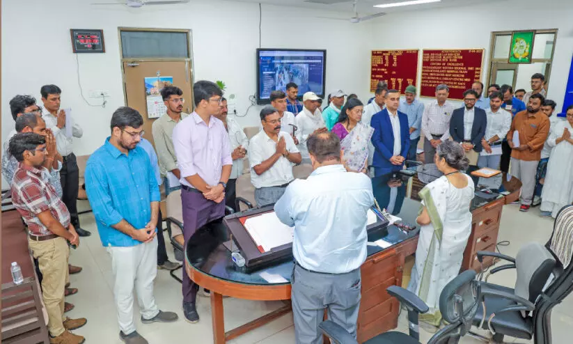 എയർ ഇന്ത്യ അപകടം; മെഡിക്കൽ വിദ്യാർഥികൾക്ക് സഹായമെത്തിച്ച്ഡോ. ഷംഷീർ വയലിൽ എയർ ഇന്ത്യ അപകടം; മെഡിക്കൽ വിദ്യാർഥികൾക്ക് സഹായമെത്തിച്ച്ഡോ. ഷംഷീർ വയലിൽ