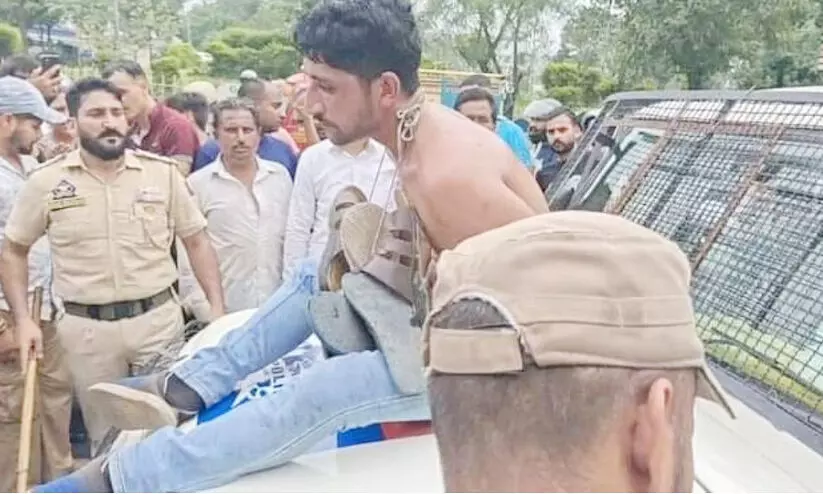 കശ്മീരി യുവാവിന്റെ കഴുത്തിൽ ചെരിപ്പ് മാല തൂക്കി ജീപ്പിന്റെ ബോണറ്റിൽ ഇരുത്തി; മോഷണക്കുറ്റത്തിനെന്ന് പൊലീസ്, അന്വേഷണത്തിന് ഉത്തരവ്