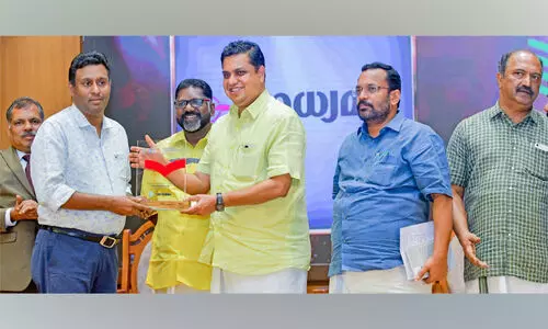 നിയമസഭ പുസ്​ത​​​​കോത്സവം ‘മാധ്യമം’ അവാർഡ്​ ഏറ്റുവാങ്ങി