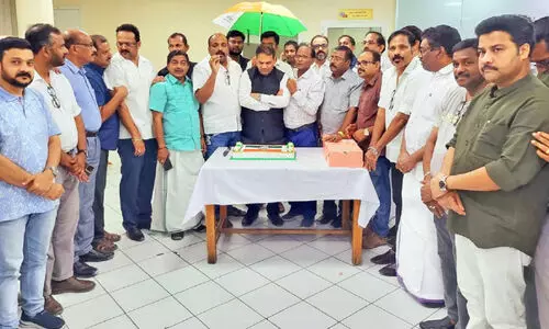 നി​ല​മ്പൂ​ർ വി​ജ​യം ആ​ഘോ​ഷി​ച്ചു