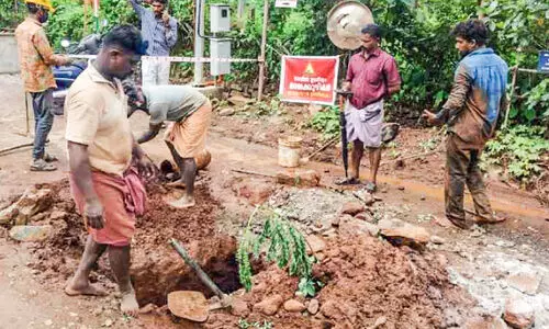 വ​ട്ടൊ​ള്ളി​ക്കാ​വ്-​ക​റു​ക​പു​ത്തൂ​ർ പാ​ത; പൈ​പ്പ് പൊ​ട്ട​ലും റോ​ഡ് ത​ക​ർ​ച്ച​യും, പൊ​റു​തി​മു​ട്ടി ജ​നം