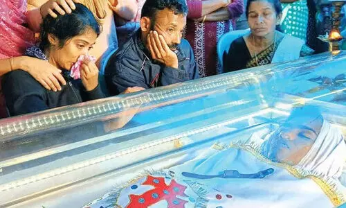 അമ്മ കൊണ്ടുവന്ന സമ്മാനം ഏറ്റുവാങ്ങാൻ ഇന്ന് അവനില്ല; സ്മാർട്ട് വാച്ച് മകന്റെ മൃതദേഹത്തിനൊപ്പം വെച്ച് ജിനു അവനെ യാത്രയാക്കി