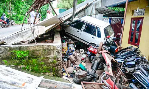 കാർ വർക്ഷോപ്പിലേക്ക് ഇടിച്ചുകയറി കാർ വർക്ഷോപ്പിലേക്ക് ഇടിച്ചുകയറി