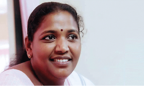 ‘അടിയന്തരാവസ്ഥക്കാലത്ത് ഇന്ദിരഗാന്ധിയുടെ കോലം കത്തിച്ചതുമായി ബന്ധപ്പെട്ട് പപ്പയെ ജയിലിലടച്ചു. അടിയുറച്ച കമ്യൂണിസ്റ്റുകാരനായിരുന്നു പപ്പ’ -പിതാവിനെക്കുറിച്ചുള്ള ഓർമകൾ പങ്കുവെച്ച് ഇ.എസ്. ബിജി​മോൾ