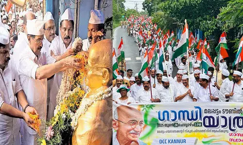 അടുക്കളയിൽപോലും ഗാന്ധി സ്തൂപം സ്ഥാപിക്കാൻ അനുവദിക്കില്ലെന്ന് പ്രഖ്യാപിച്ച സി.പി.എം നേതാവ് ഗാന്ധിനിന്ദക്ക് പരിഹാരമായി മലപ്പട്ടം വഴി പോകുമ്പോഴെങ്കിലും പ്രതിമയെ വണങ്ങണമെന്ന് സണ്ണി ജോസഫ്