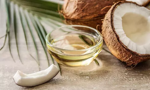 വെളിച്ചെണ്ണ; വില ഉയരെ, വ്യാജൻ ഒഴുകുന്നു വെളിച്ചെണ്ണ; വില ഉയരെ, വ്യാജൻ ഒഴുകുന്നു