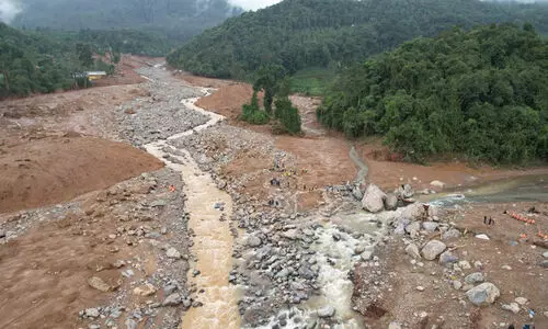 മുണ്ടക്കൈയിലും സമീപ പ്രദേശങ്ങളിലും പെരുമഴ, ‘നോ ഗോ സോണിൽ’ പ്രവേശിക്കരുതെന്ന് മുന്നറിയിപ്പ്