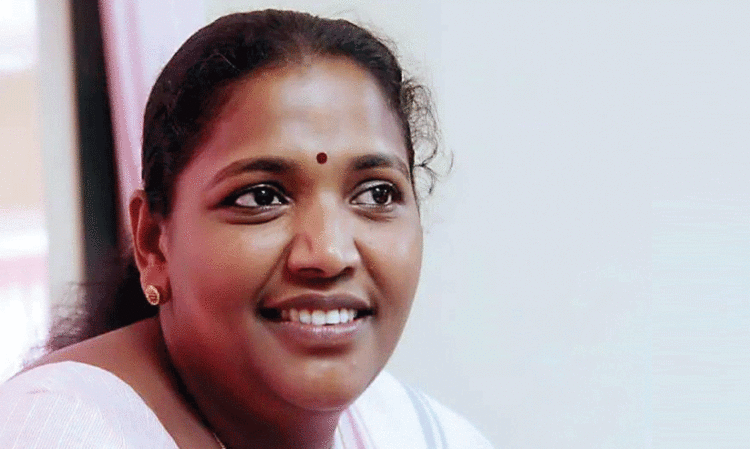 ‘അടിയന്തരാവസ്ഥക്കാലത്ത് ഇന്ദിരഗാന്ധിയുടെ കോലം കത്തിച്ചതുമായി ബന്ധപ്പെട്ട് പപ്പയെ ജയിലിലടച്ചു. അടിയുറച്ച കമ്യൂണിസ്റ്റുകാരനായിരുന്നു പപ്പ’ -പിതാവിനെക്കുറിച്ചുള്ള ഓർമകൾ പങ്കുവെച്ച് ഇ.എസ്. ബിജി​മോൾ