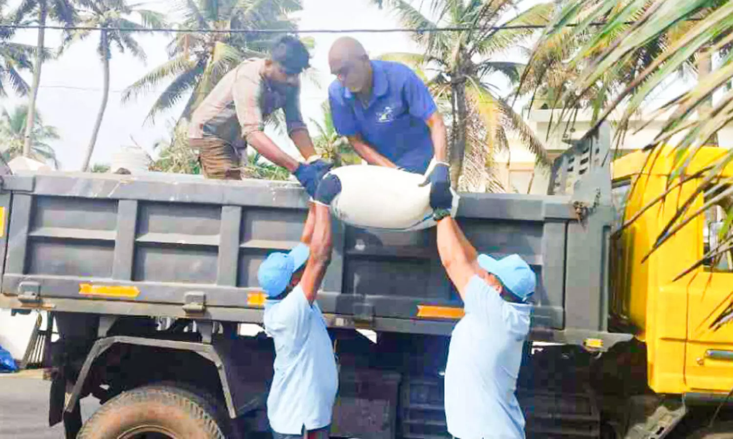 92 ചാക്ക് പ്ലാസ്റ്റിക് പെല്ലറ്റുകൾ അഴീക്കൽ തീരത്തടിഞ്ഞു